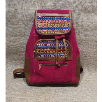 Plecak damski ze skóry zamszowej w kolorze fuksji z etnicznym haftem.